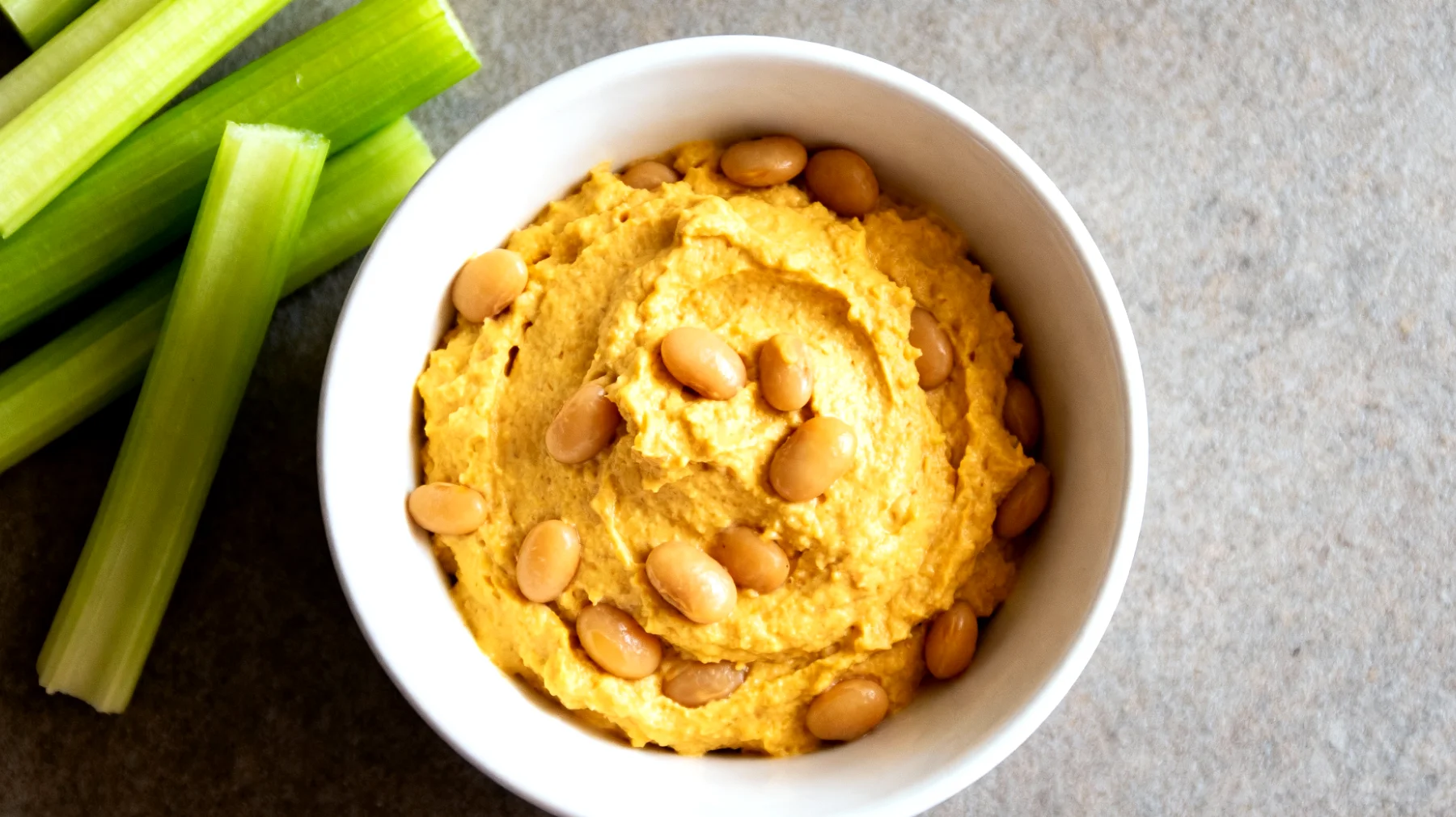 Crema di lupini con bastoncini di sedano"