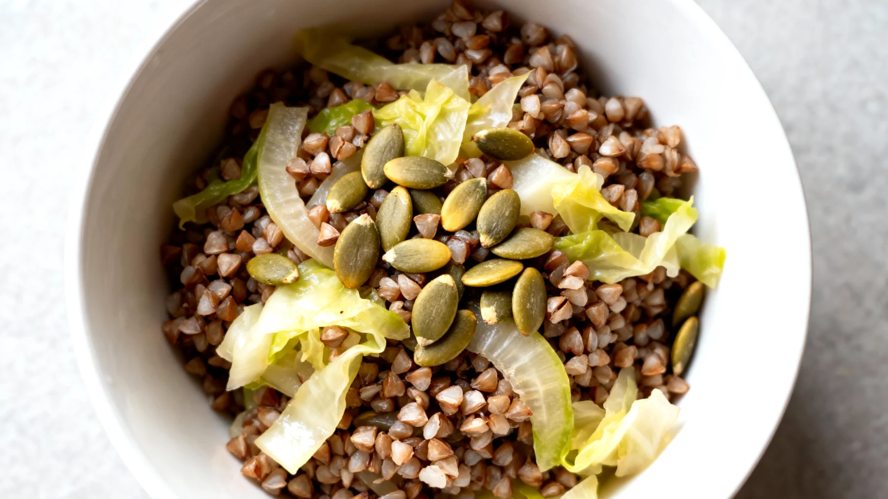 Insalata di grano saraceno con verdure fermentate e semi di zucca"