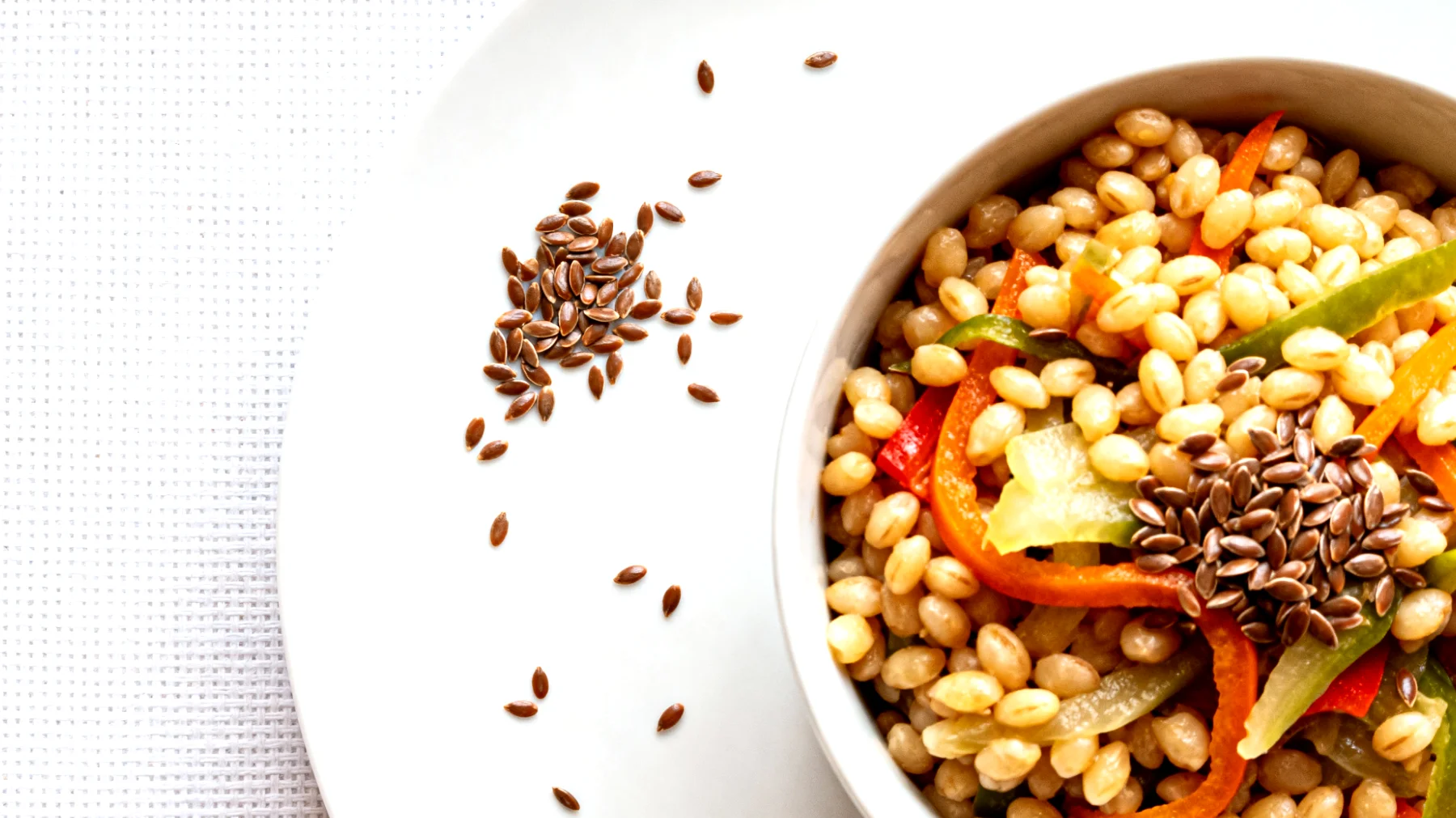 Insalata di orzo perlato con verdure fermentate e semi di lino"