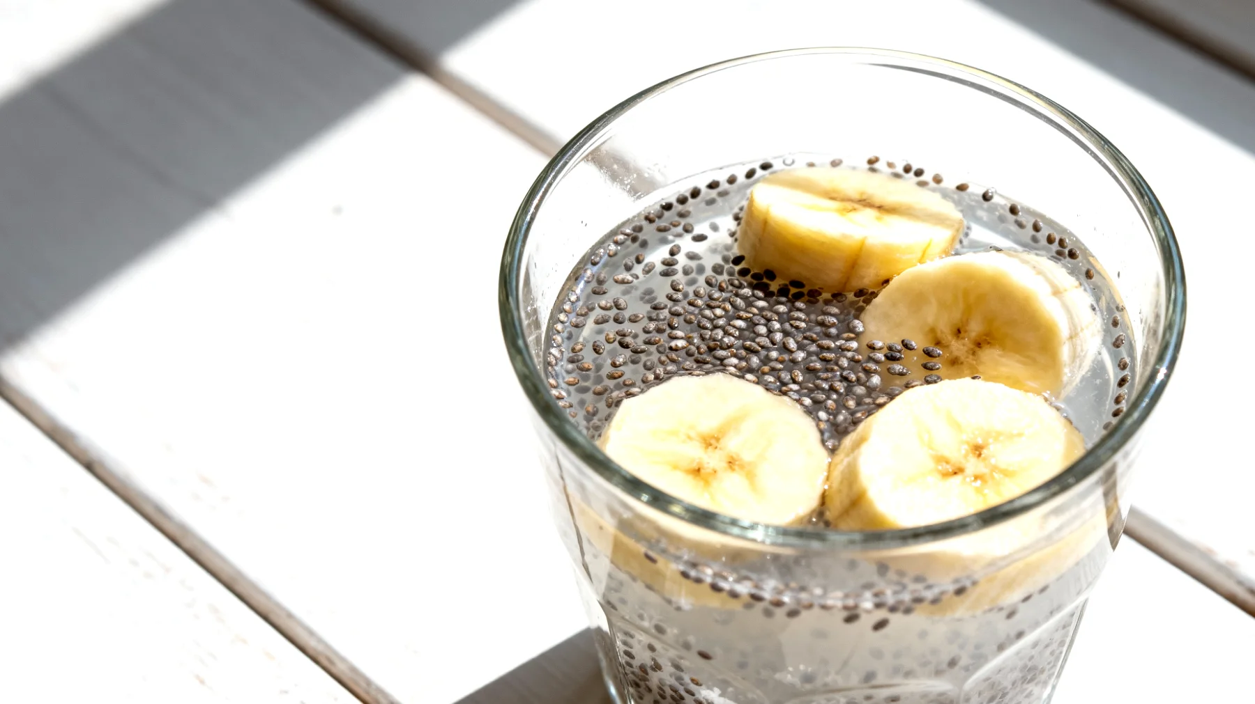 Kefir d'acqua con semi di chia e banana"