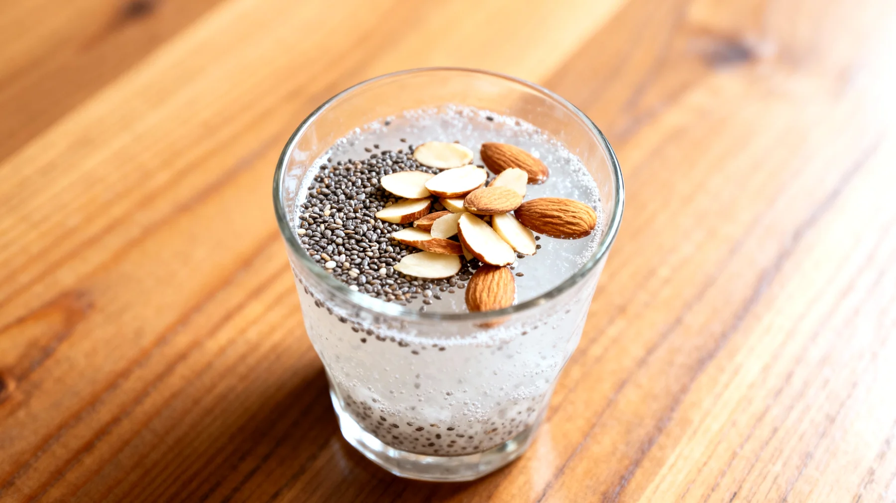 Kefir d'acqua con semi di chia e mandorle"