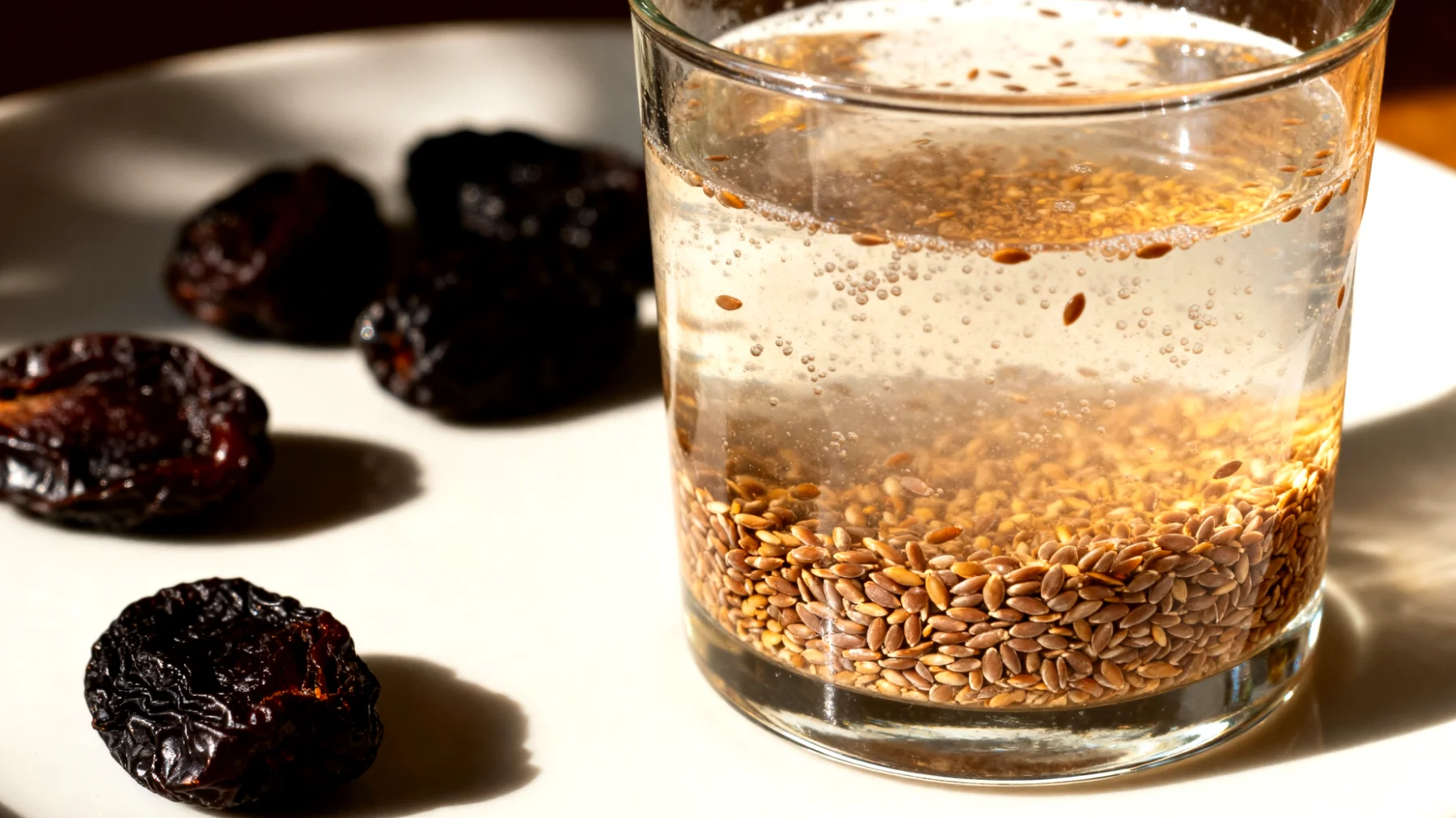 Kefir d'acqua con semi di lino macinati e prugne secche"