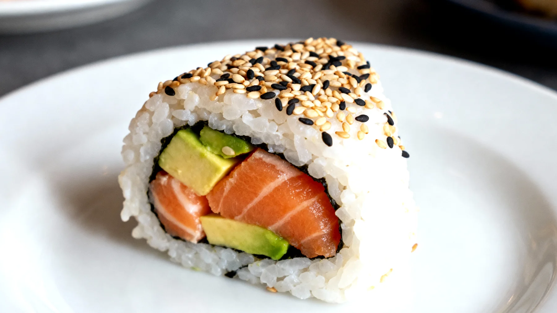 Onigiri con salmone, avocado e semi di sesamo"