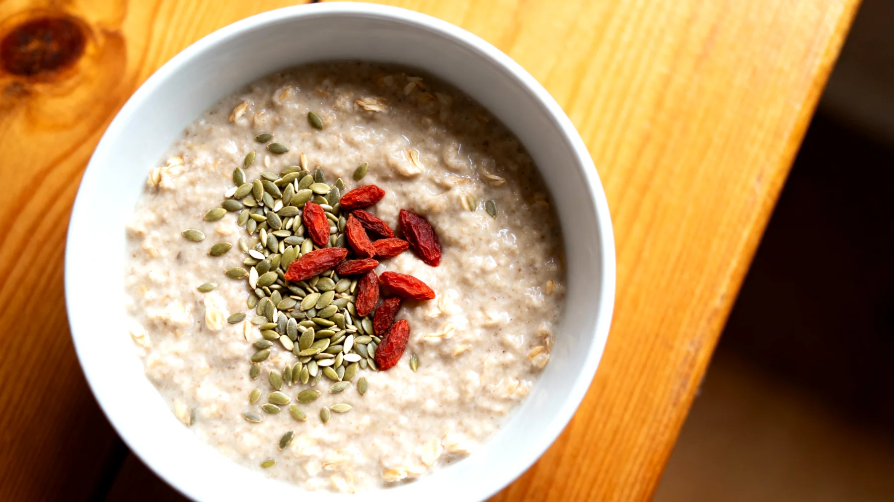Porridge di avena con semi di canapa e bacche di goji"