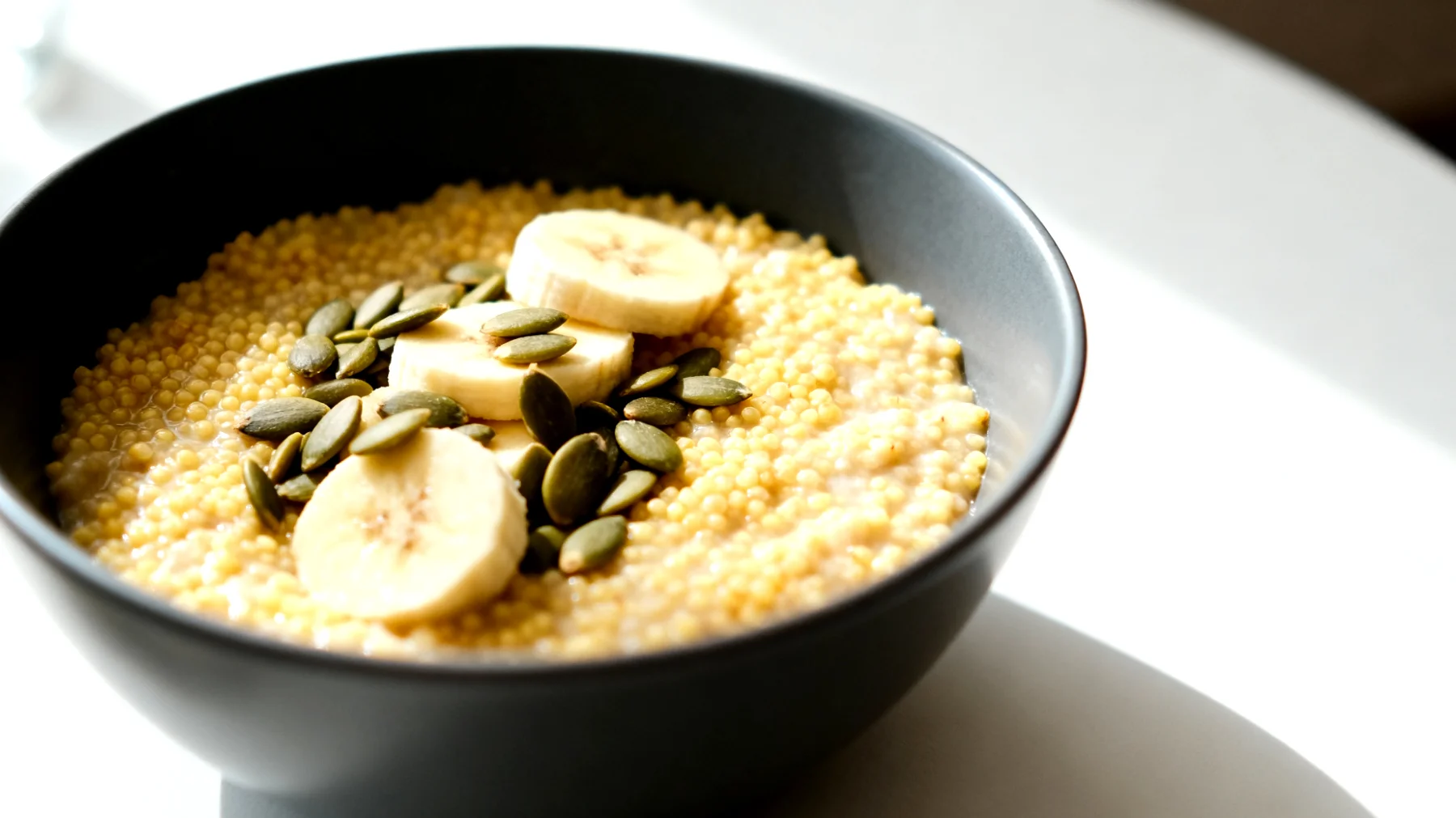 Porridge di miglio con semi di zucca e banana"