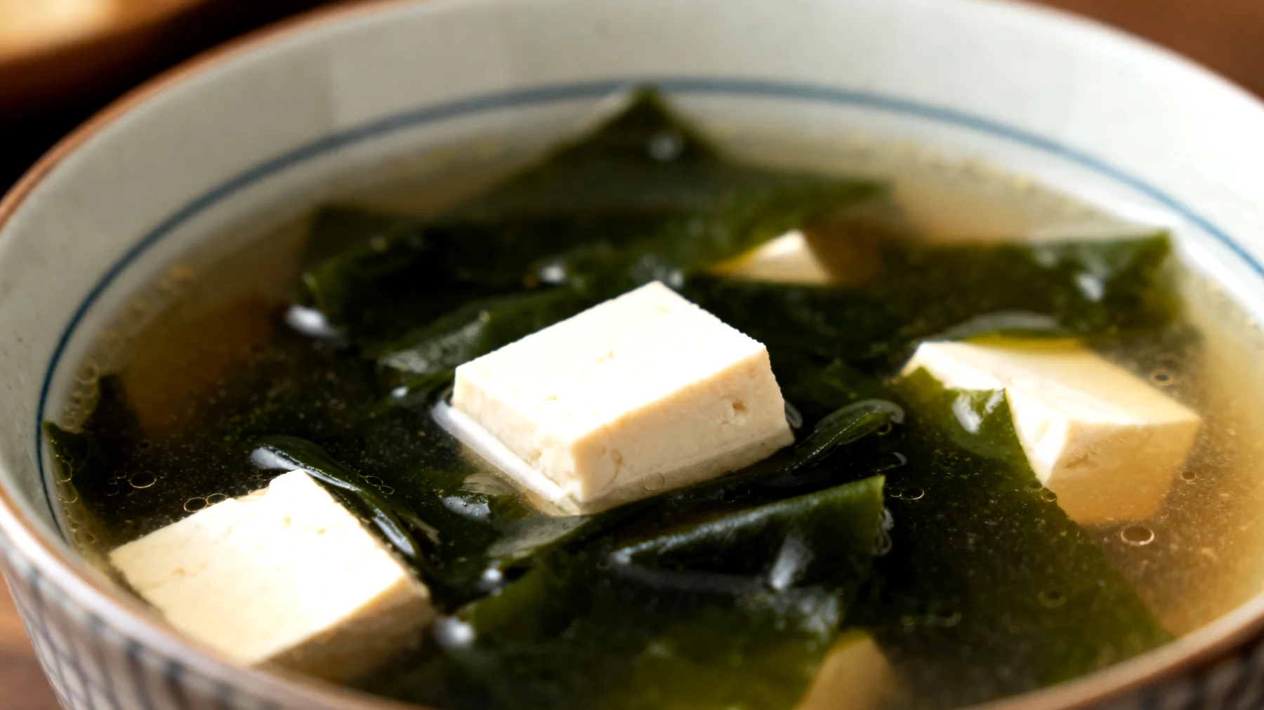 Zuppa di miso con alghe wakame e tofu"