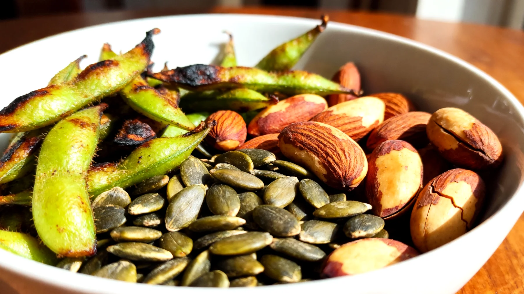 Edamame tostati con semi di zucca e noci del Brasile"