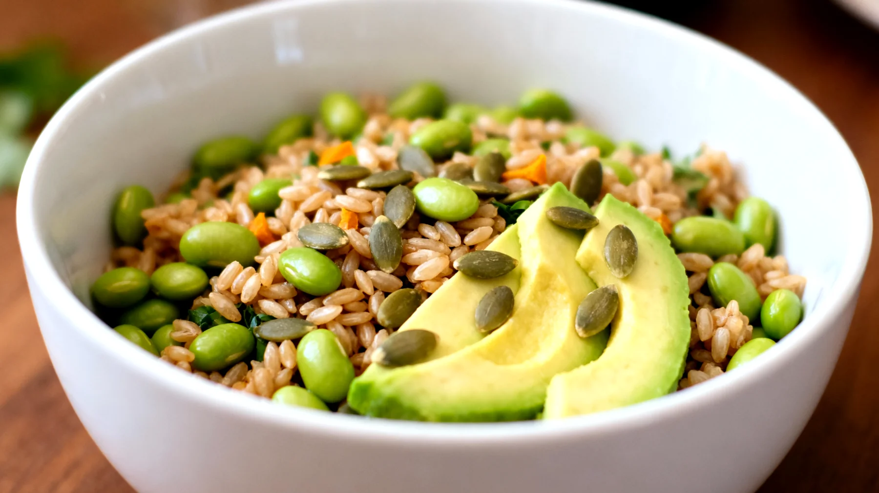 Insalata di farro con edamame, avocado e semi di zucca"