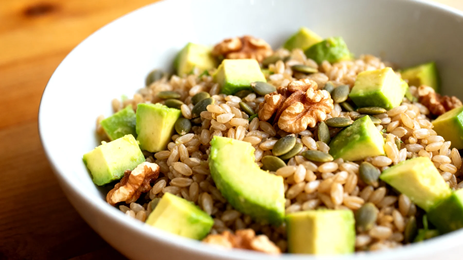 Insalata di farro con noci, avocado e semi di zucca"