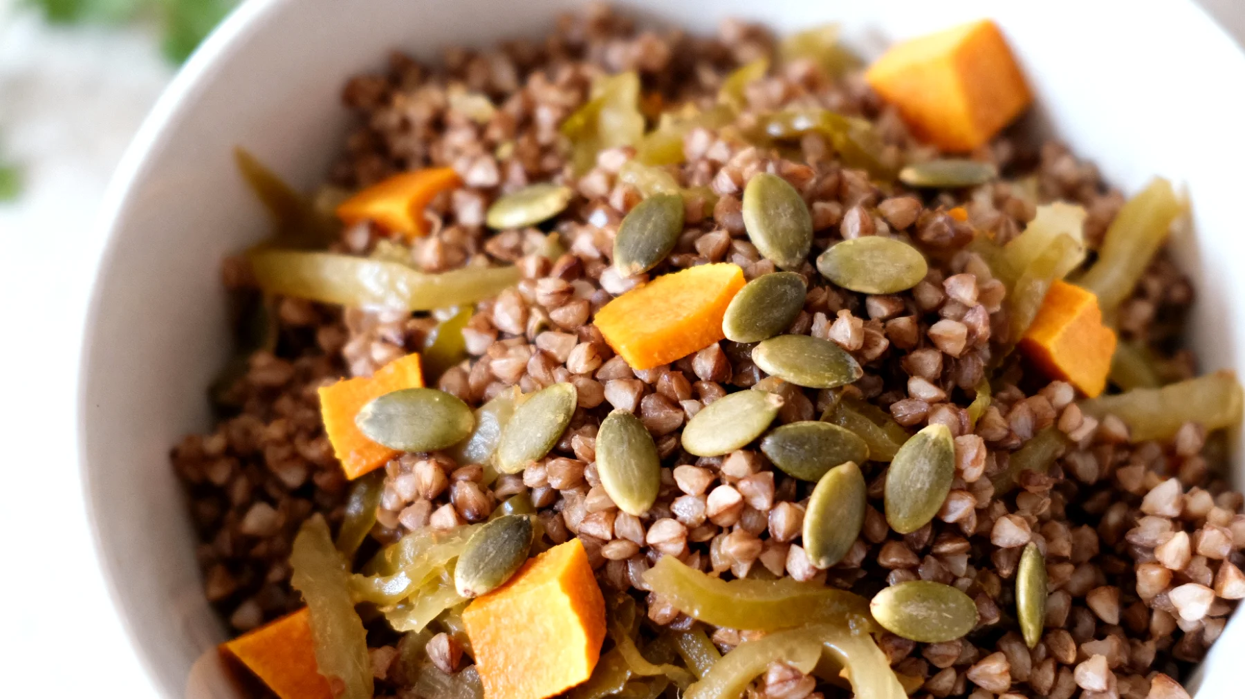Insalata di grano saraceno con verdure fermentate e semi di zucca"