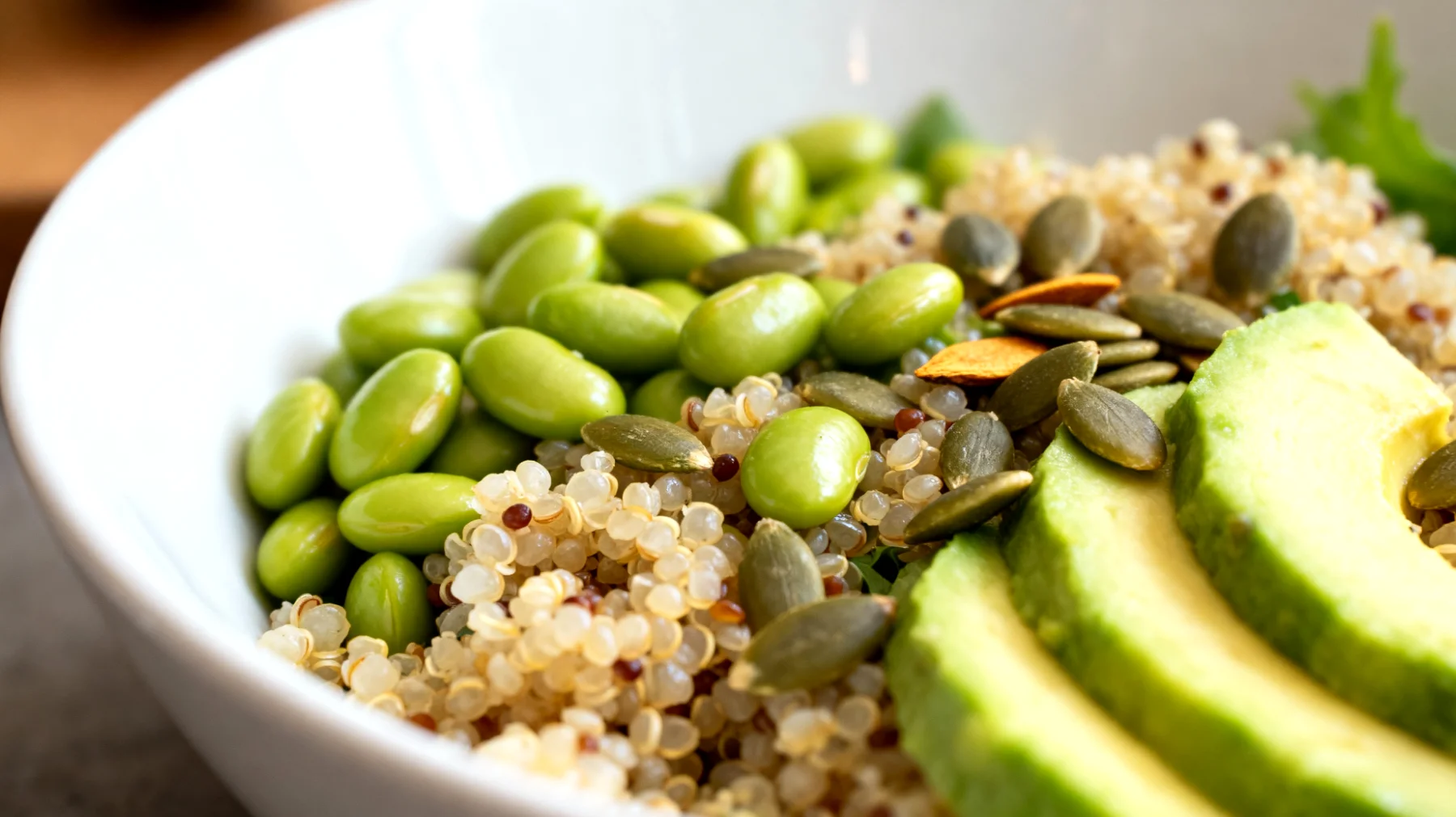 Insalata di quinoa con edamame, avocado e semi di zucca"