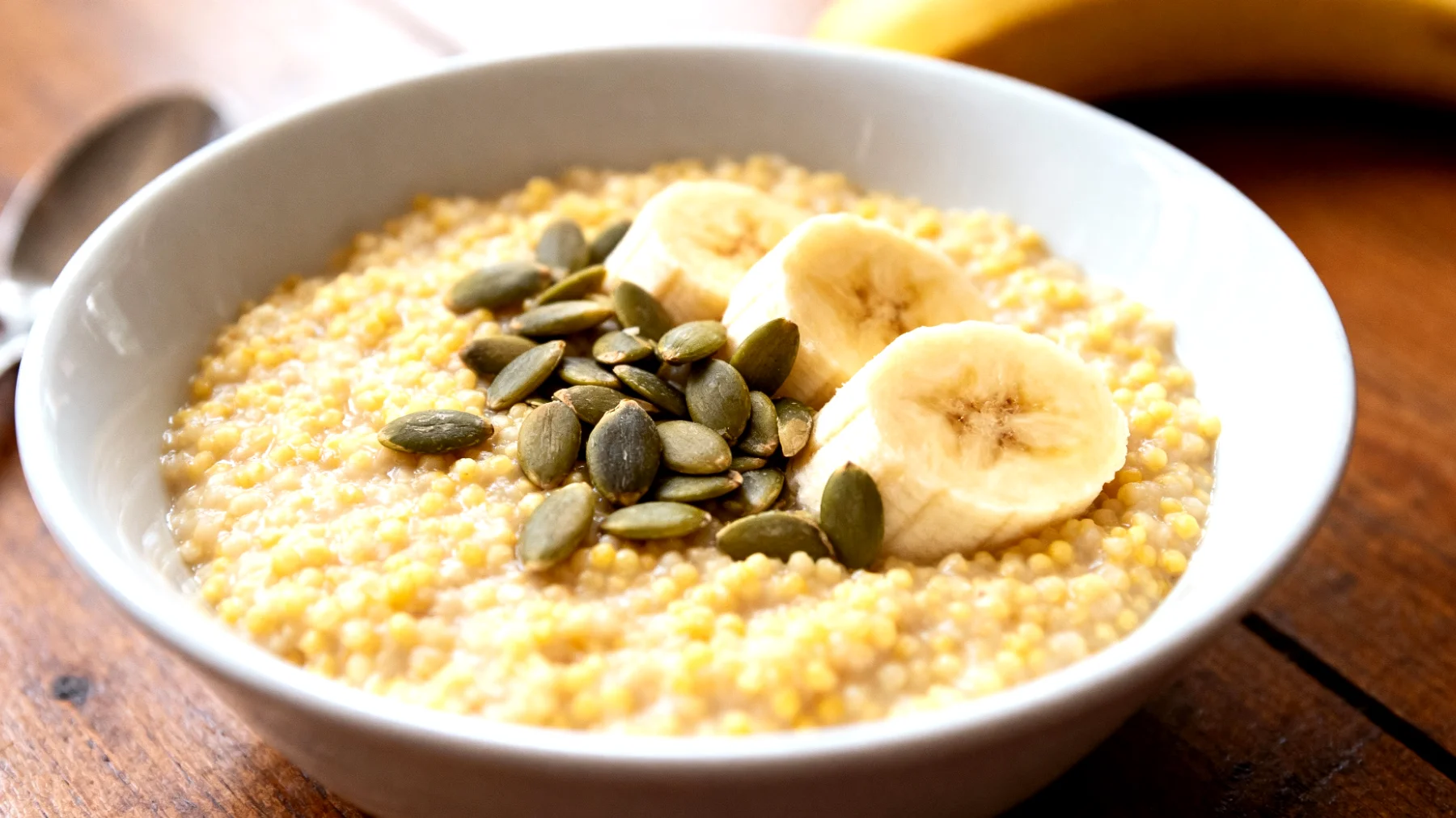 Porridge di miglio con semi di zucca e banana"