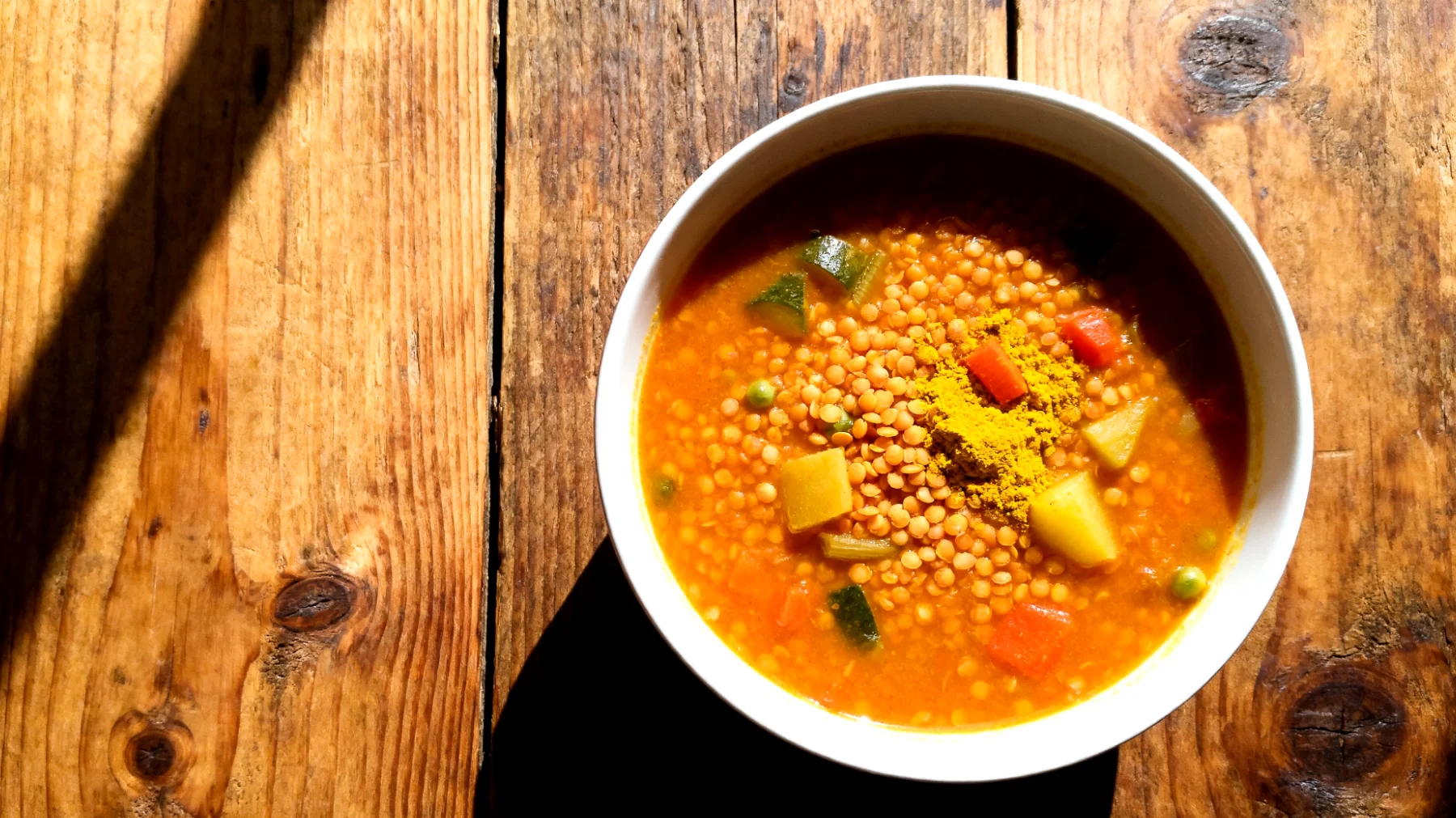 Zuppa di lenticchie rosse decorticate con verdure e curcuma"